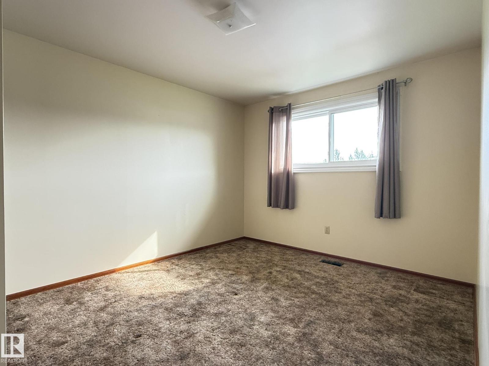 Photo 6 of 5027 48 St, Warburg AB