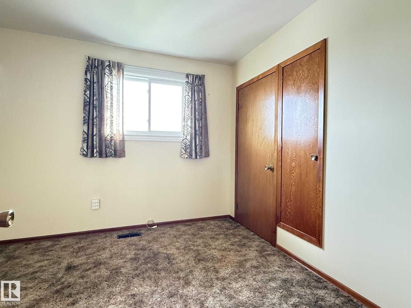Photo 7 of 5027 48 St, Warburg AB
