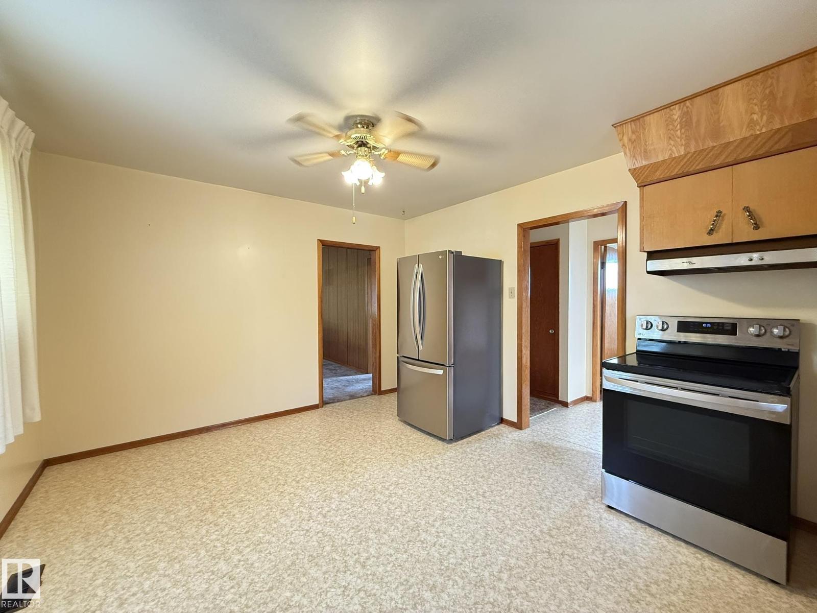 Photo 9 of 5027 48 St, Warburg AB