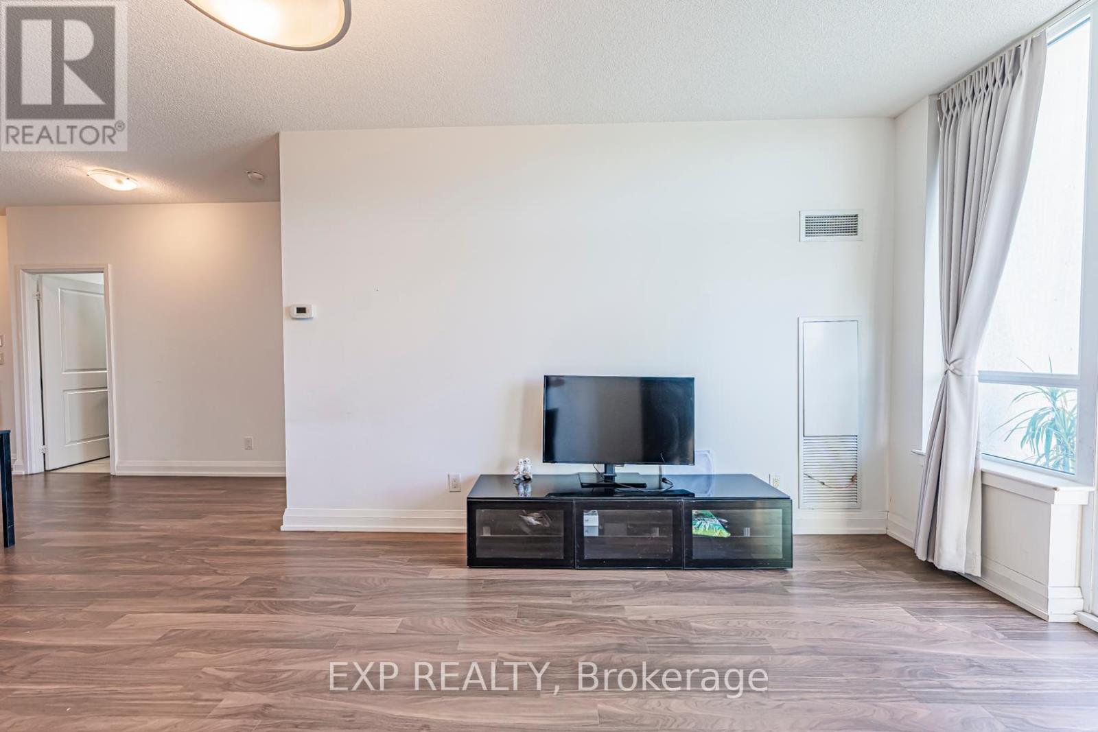 Photo 9 of 308 7167 Yonge Street, Markham ON