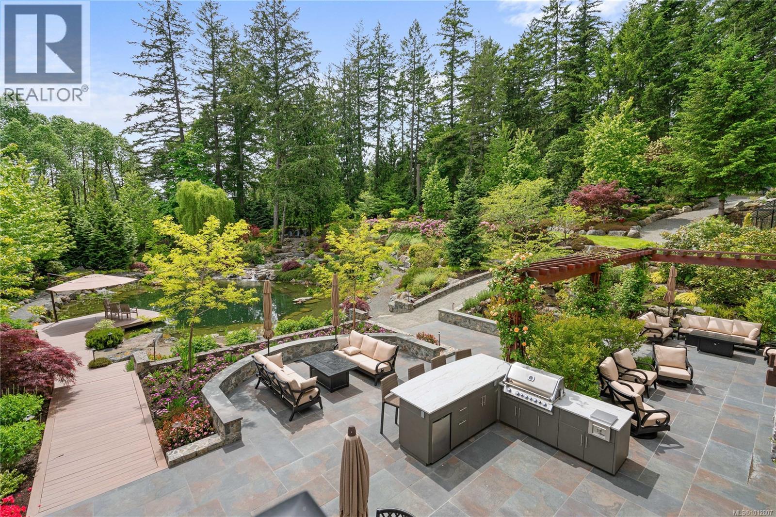 Photo 2 of 441 Glendower Rd, Saanich BC