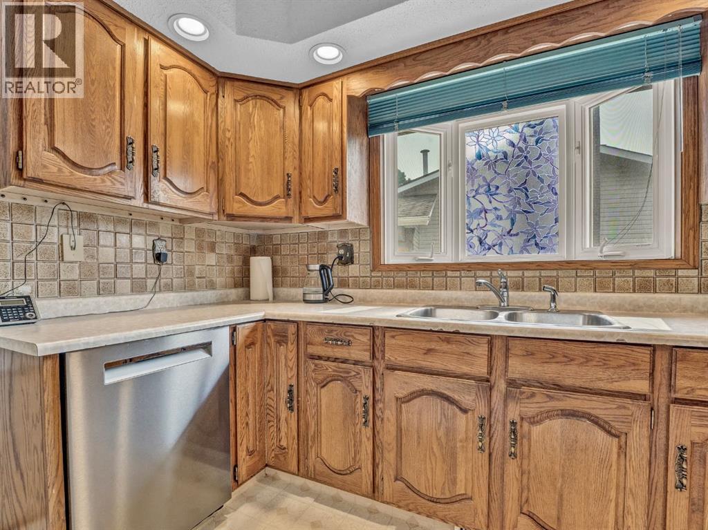 Photo 13 of 38 Rossland Crescent Se, Medicine Hat AB
