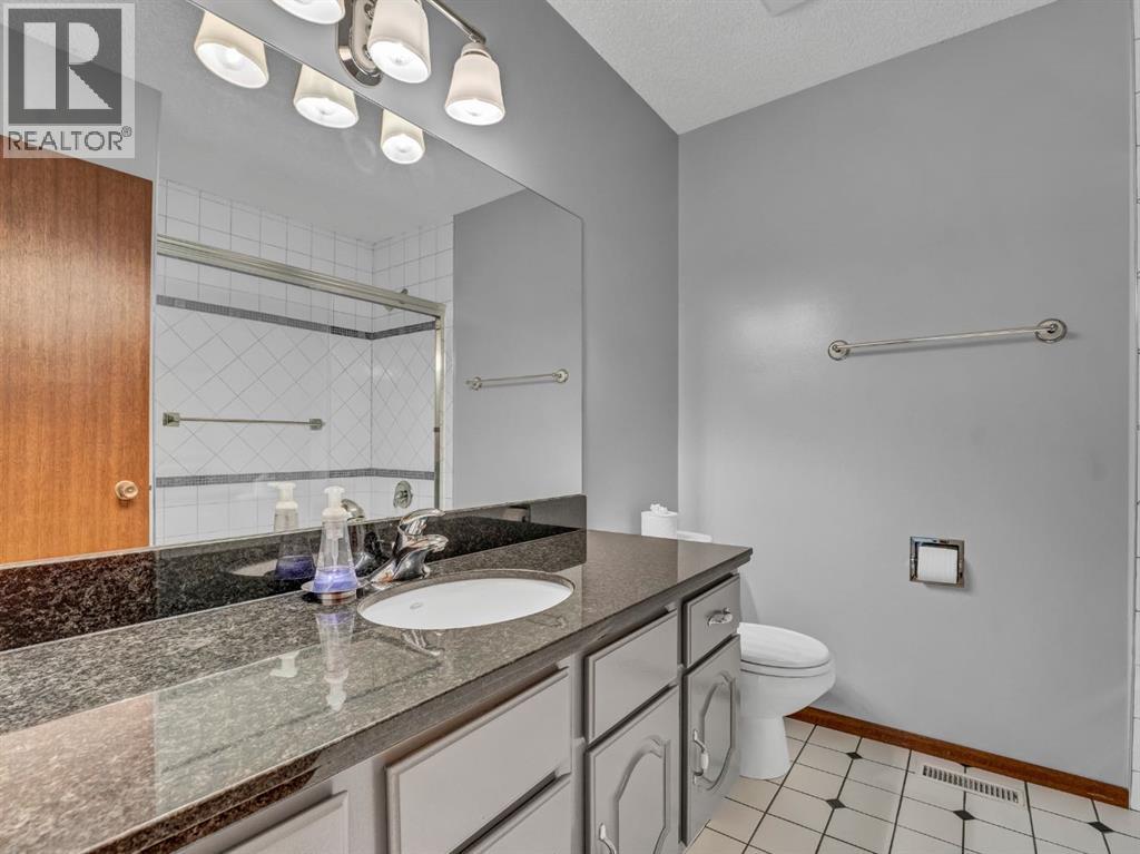 Photo 24 of 38 Rossland Crescent Se, Medicine Hat AB