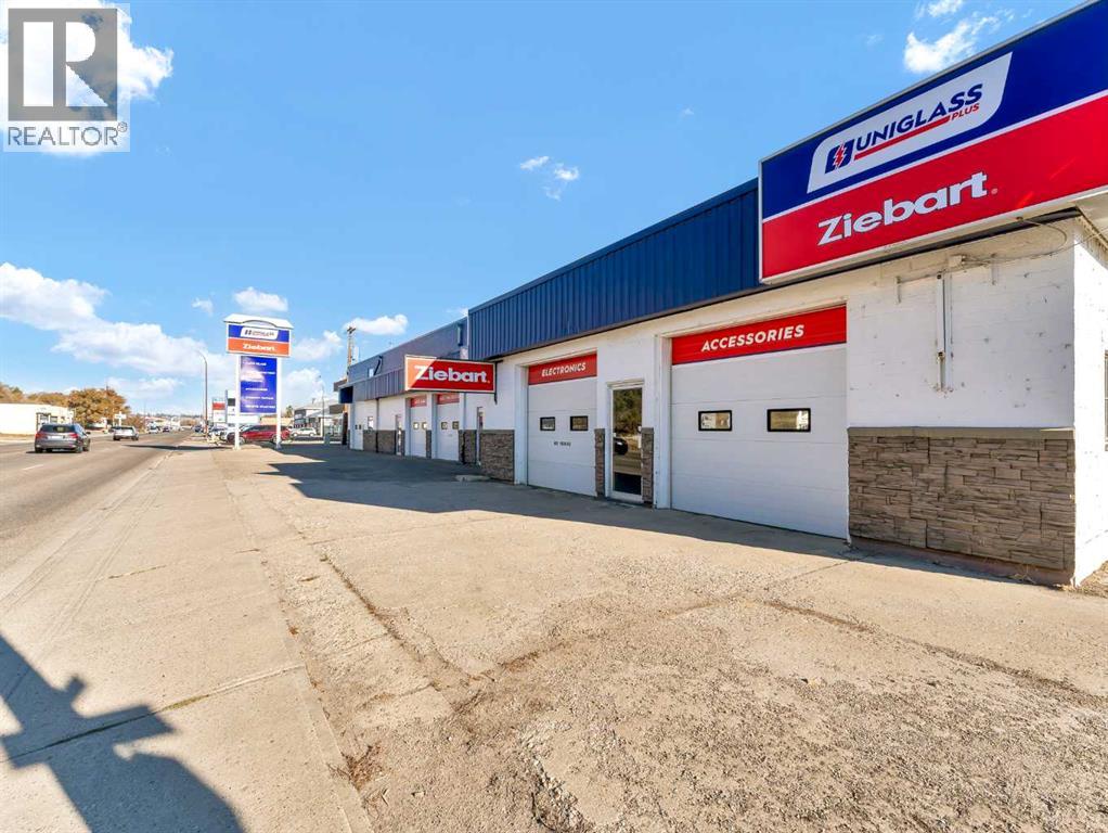 Photo 3 of 1137 1139 Kingsway Avenue Se, Medicine Hat AB