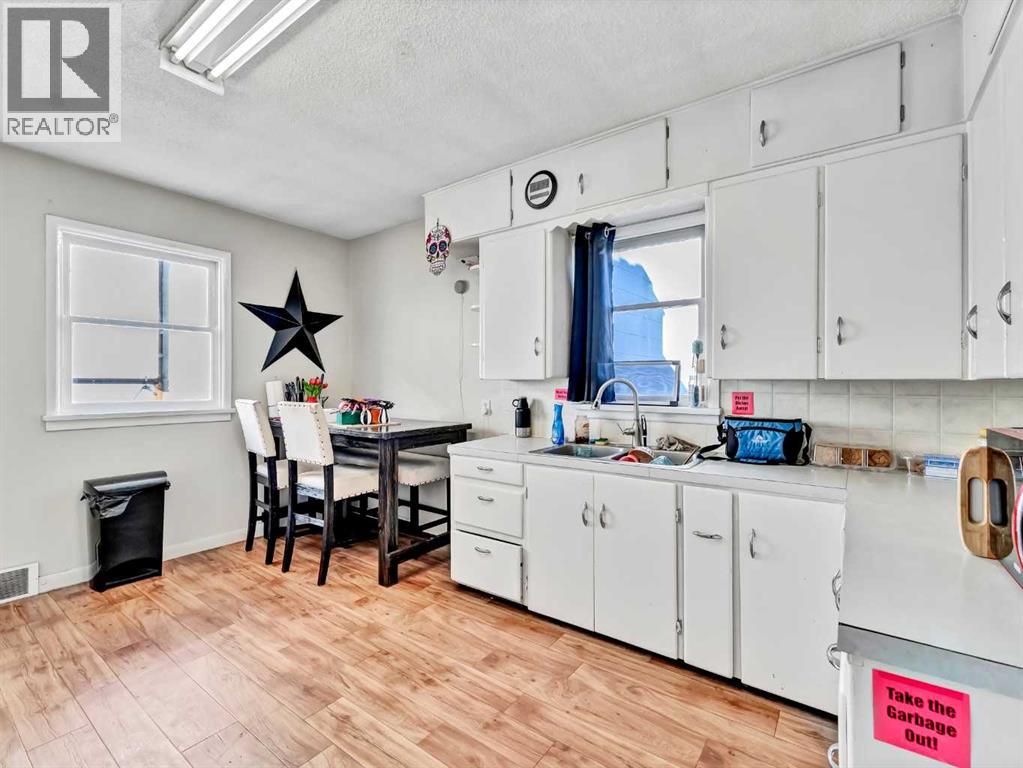 Photo 41 of 1137 1139 Kingsway Avenue Se, Medicine Hat AB