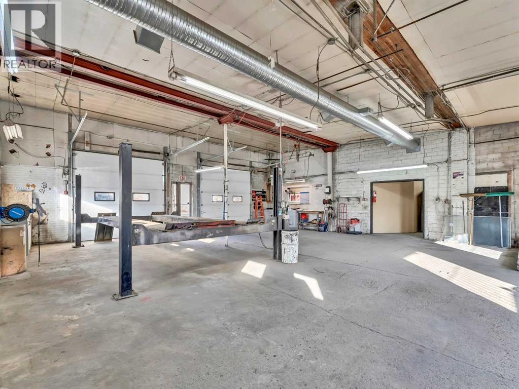 Photo 11 of 1137 1139 Kingsway Avenue Se, Medicine Hat AB
