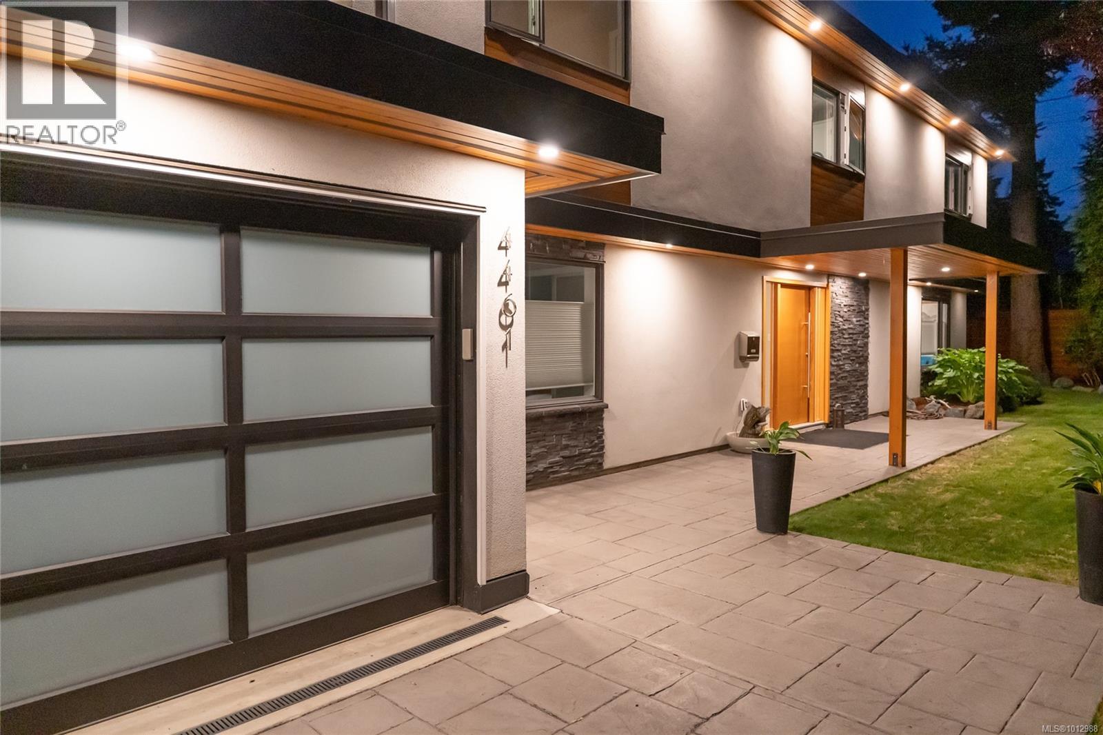 Photo 3 of 4461 Arsens Pl, Saanich BC