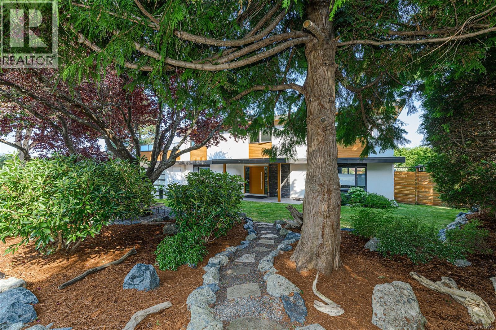Photo 7 of 4461 Arsens Pl, Saanich BC