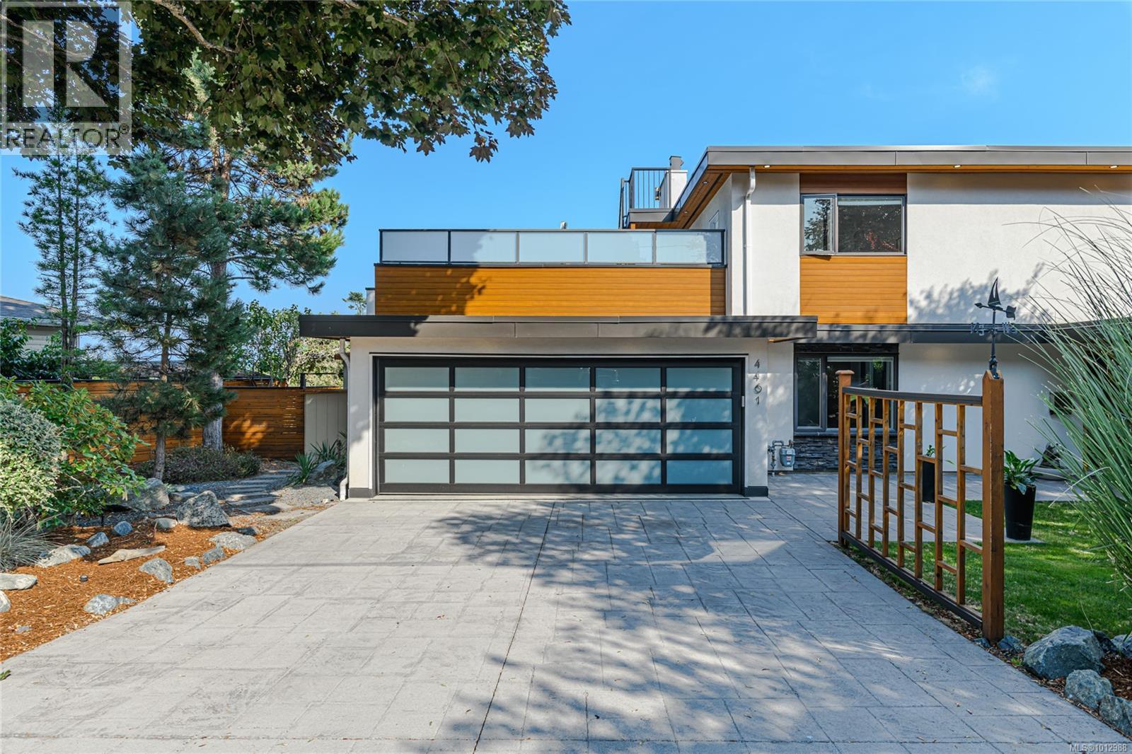 Photo 4 of 4461 Arsens Pl, Saanich BC