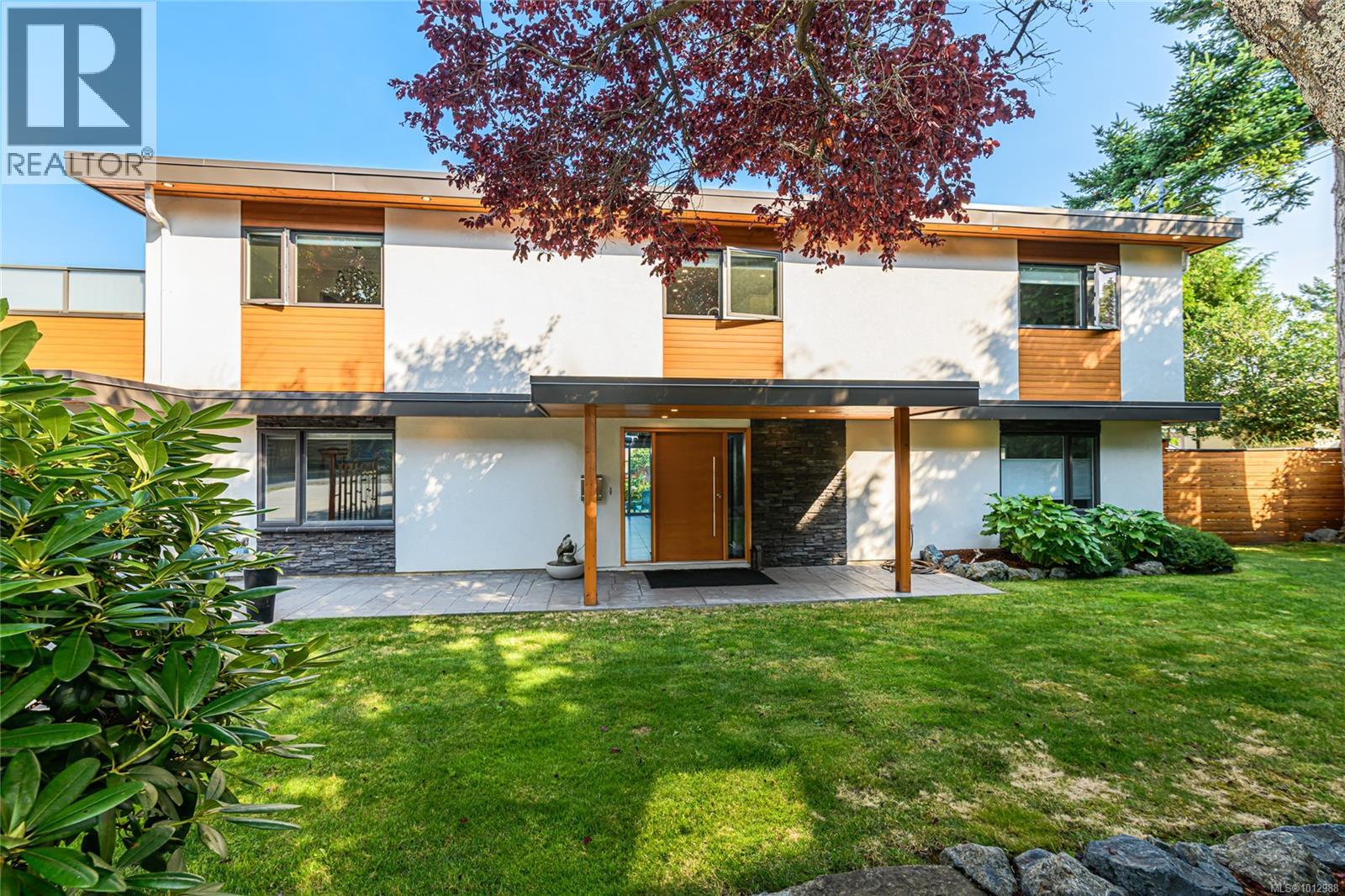 Photo 5 of 4461 Arsens Pl, Saanich BC