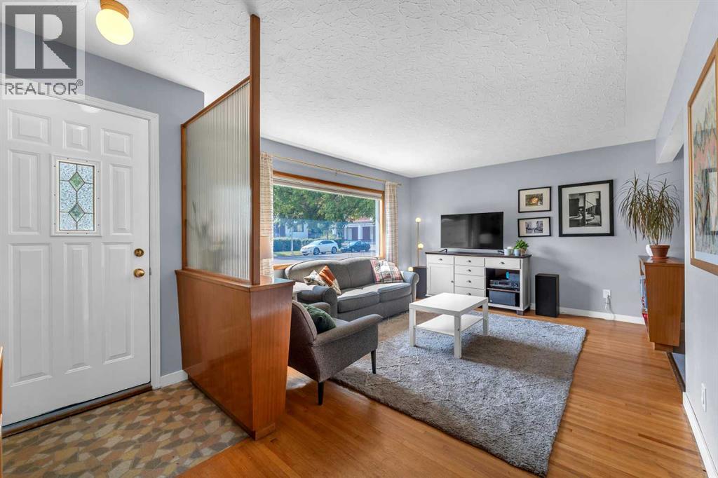 Photo 3 of 120 A 27 Avenue Ne, Calgary AB