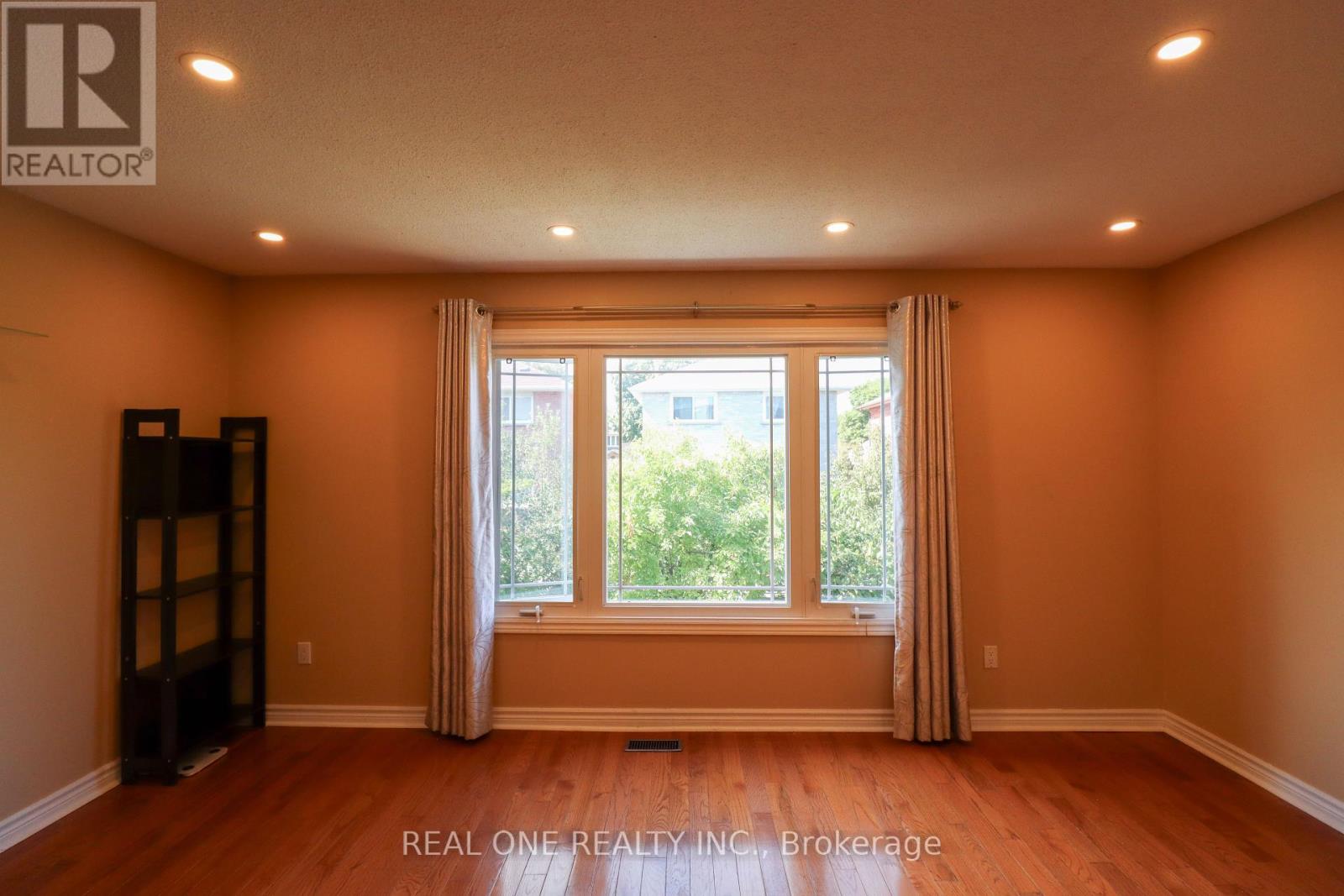 Photo 19 of 4139 Quaker Hill Drive, Mississauga ON