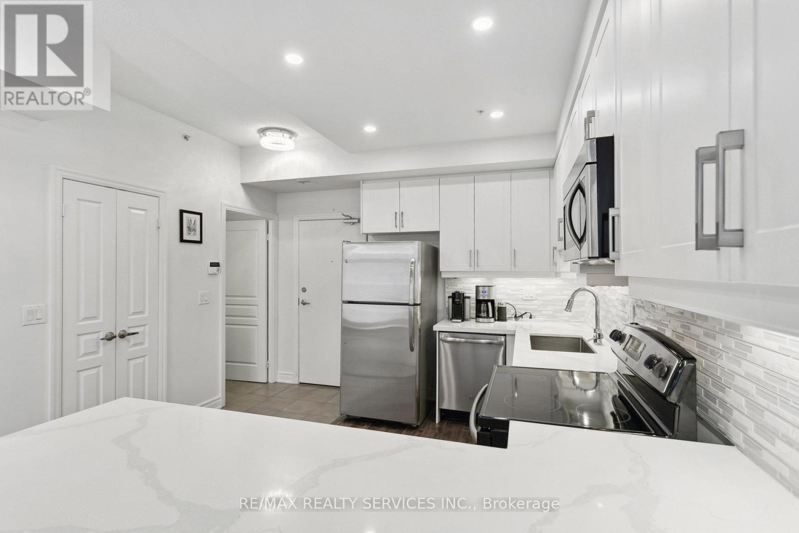 Photo 10 of 104 1940 Ironstone Drive, Burlington ON