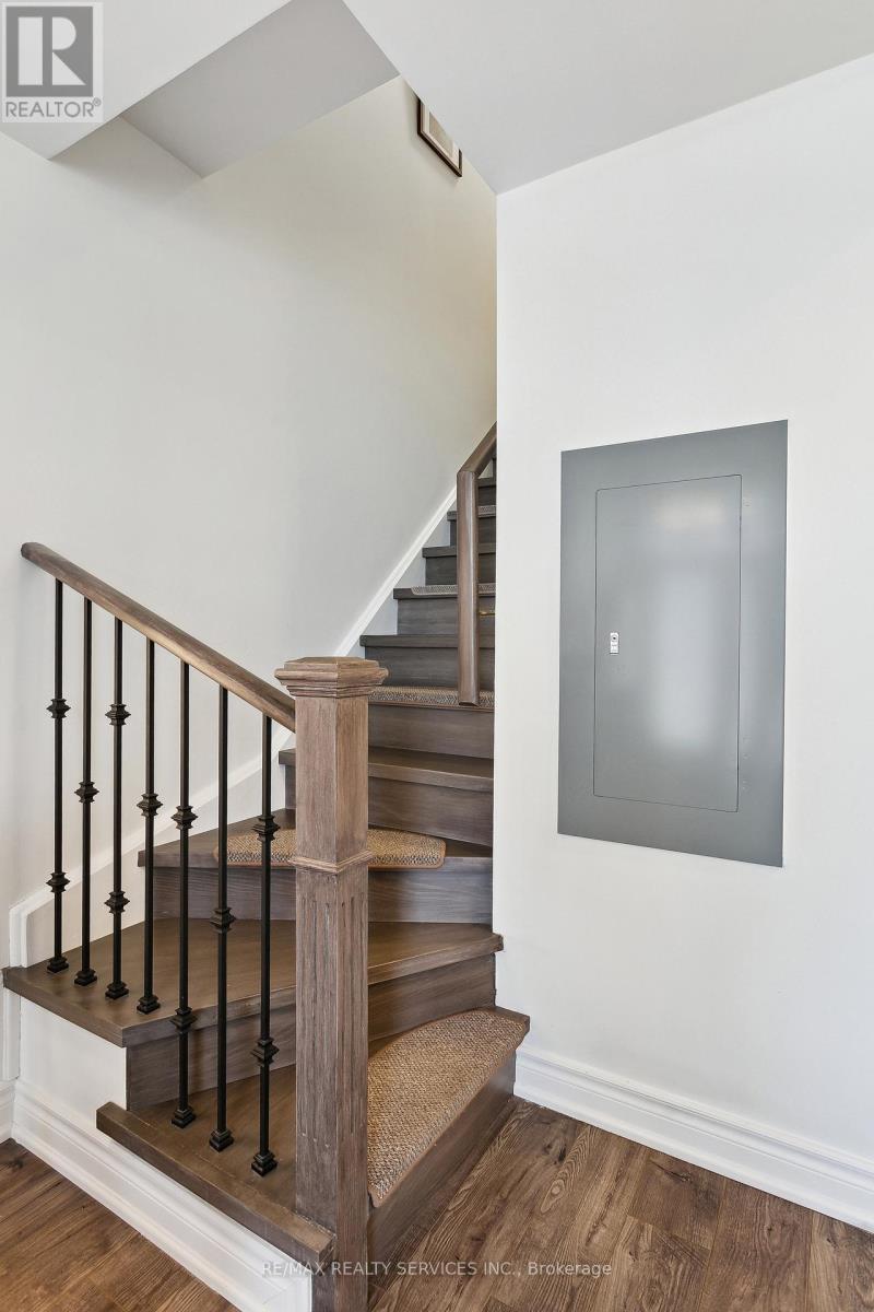 Photo 14 of 104 1940 Ironstone Drive, Burlington ON
