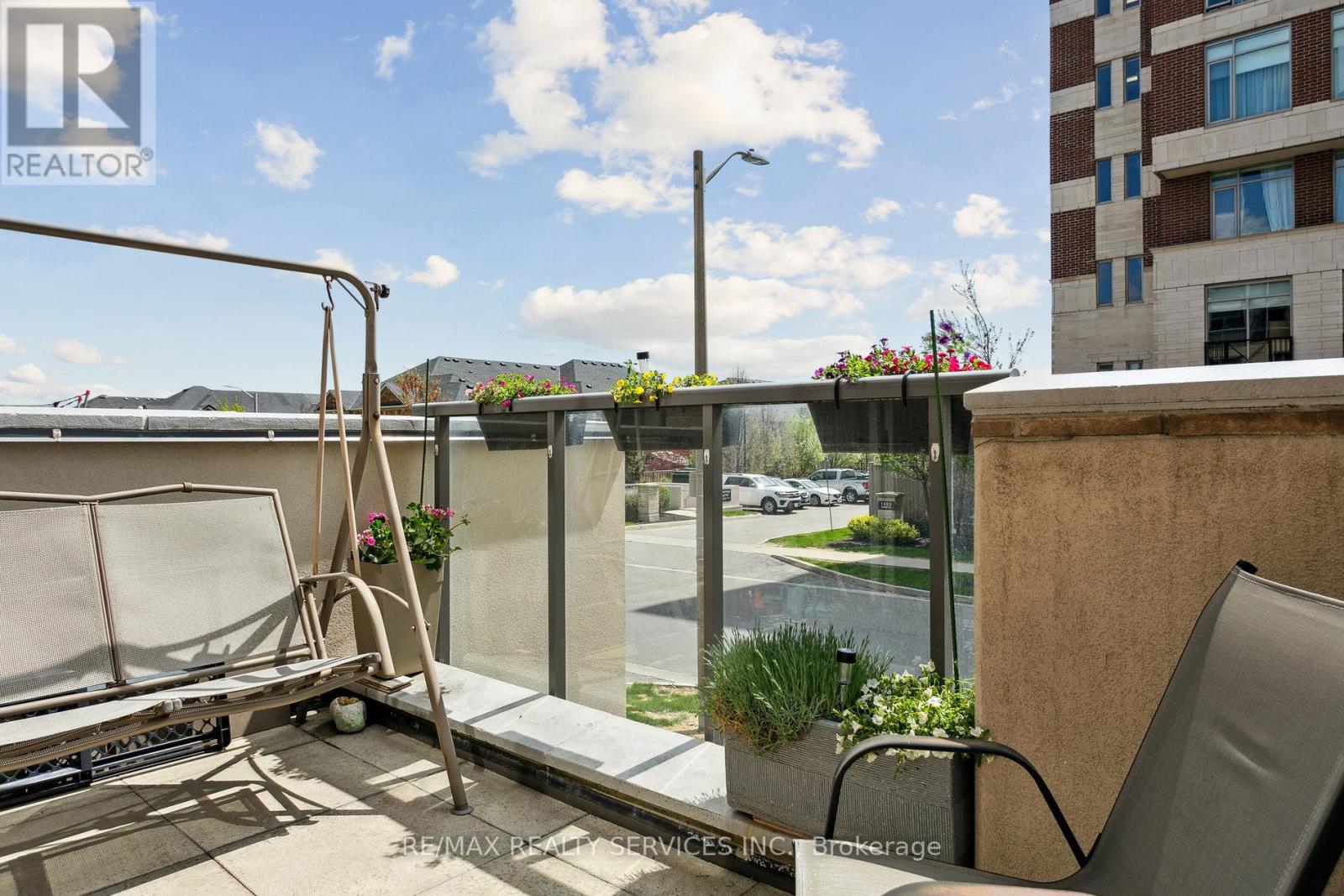 Photo 24 of 104 1940 Ironstone Drive, Burlington ON