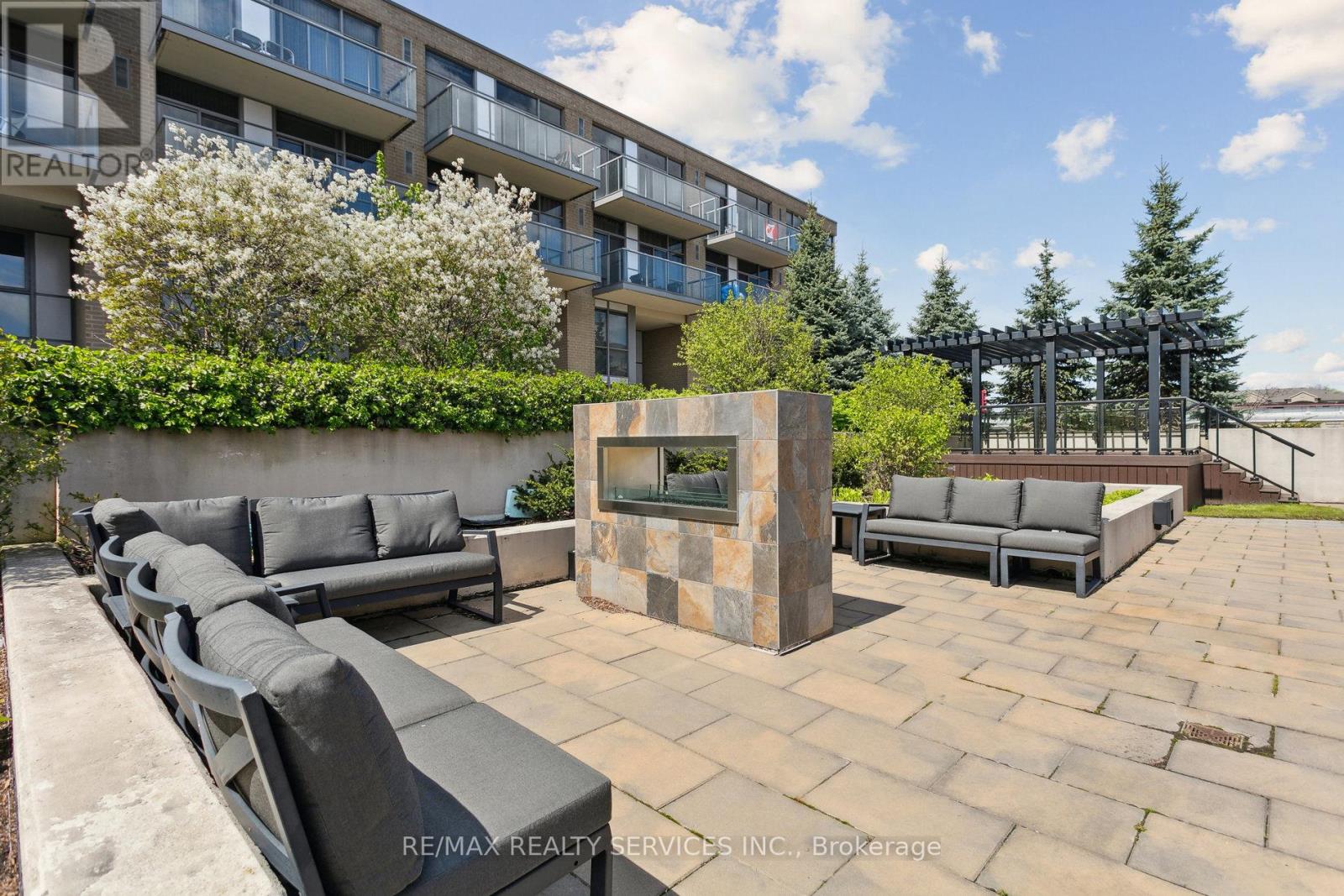 Photo 33 of 104 1940 Ironstone Drive, Burlington ON
