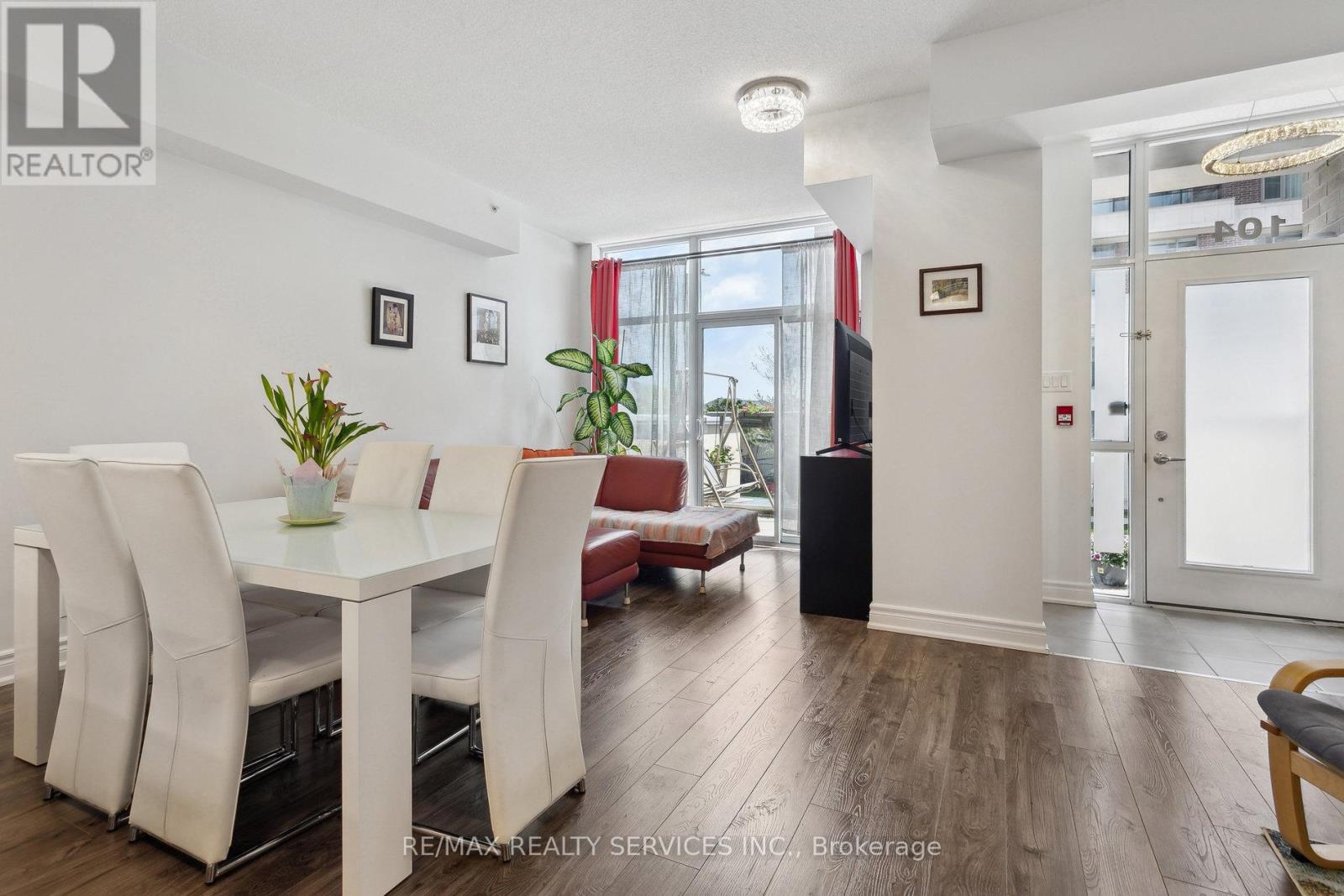 Photo 8 of 104 1940 Ironstone Drive, Burlington ON