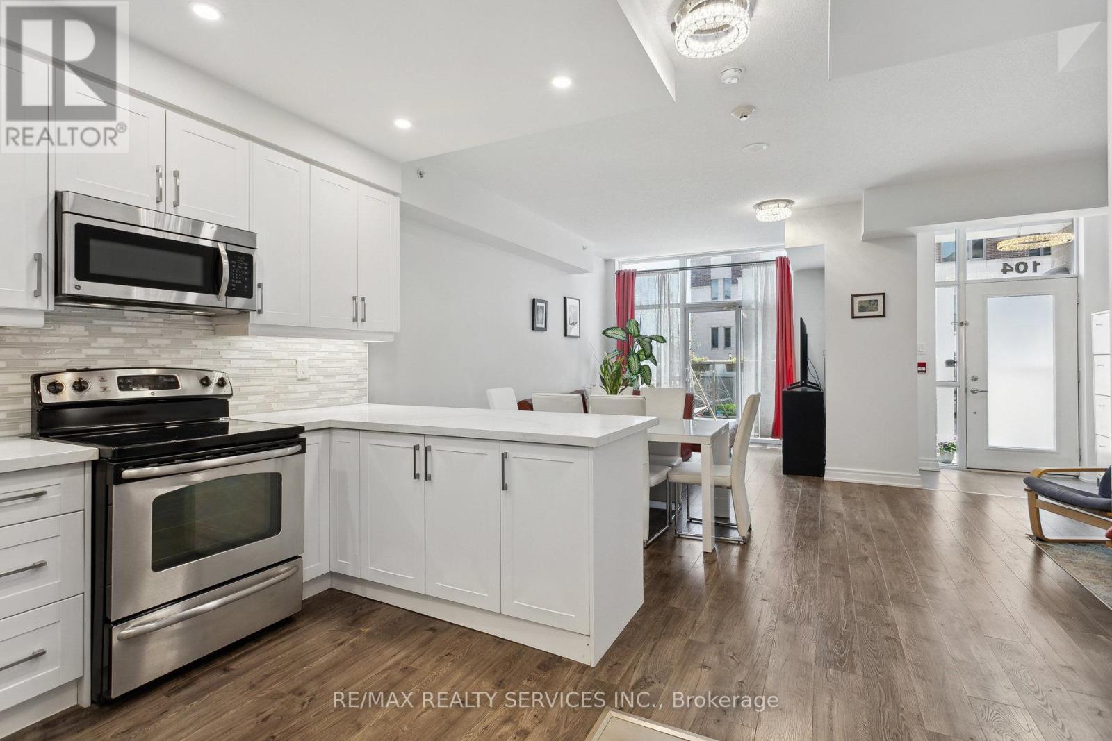 Photo 11 of 104 1940 Ironstone Drive, Burlington ON