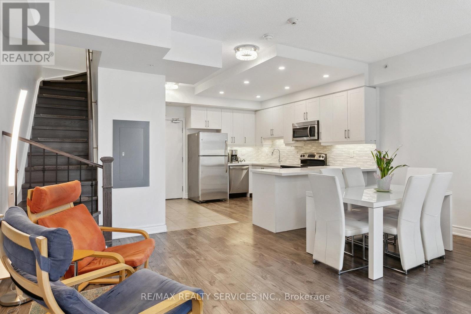 Photo 6 of 104 1940 Ironstone Drive, Burlington ON