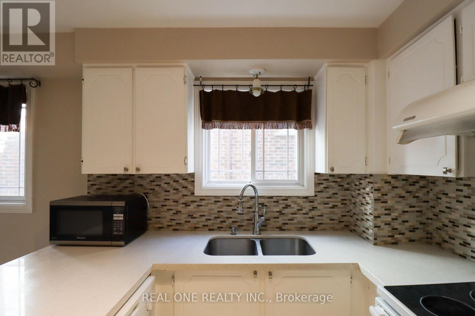 Photo 7 of 4139 Quaker Hill Drive, Mississauga ON