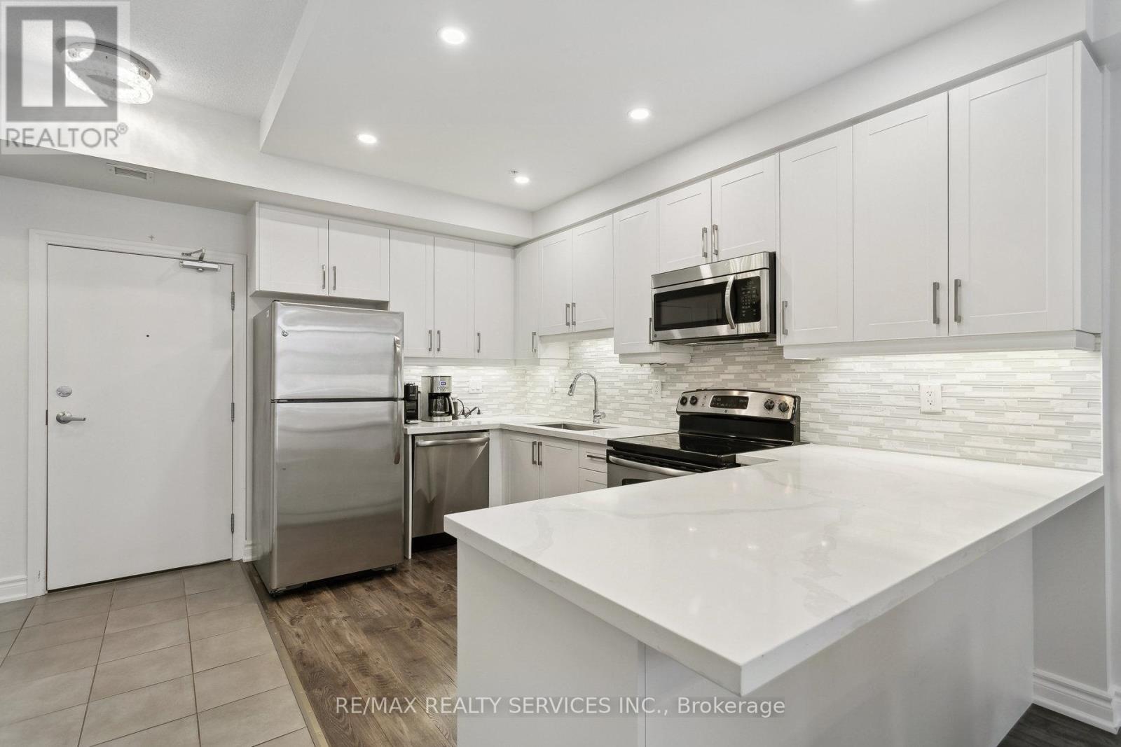 Photo 9 of 104 1940 Ironstone Drive, Burlington ON