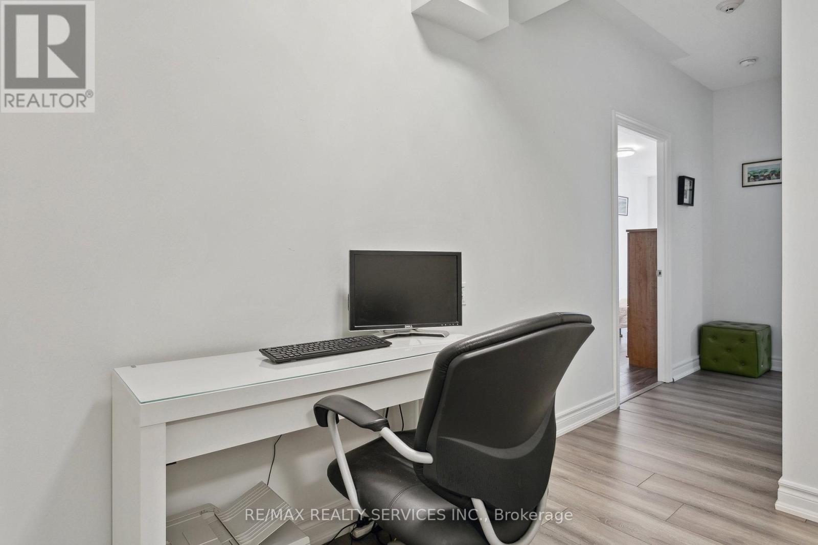 Photo 21 of 104 1940 Ironstone Drive, Burlington ON