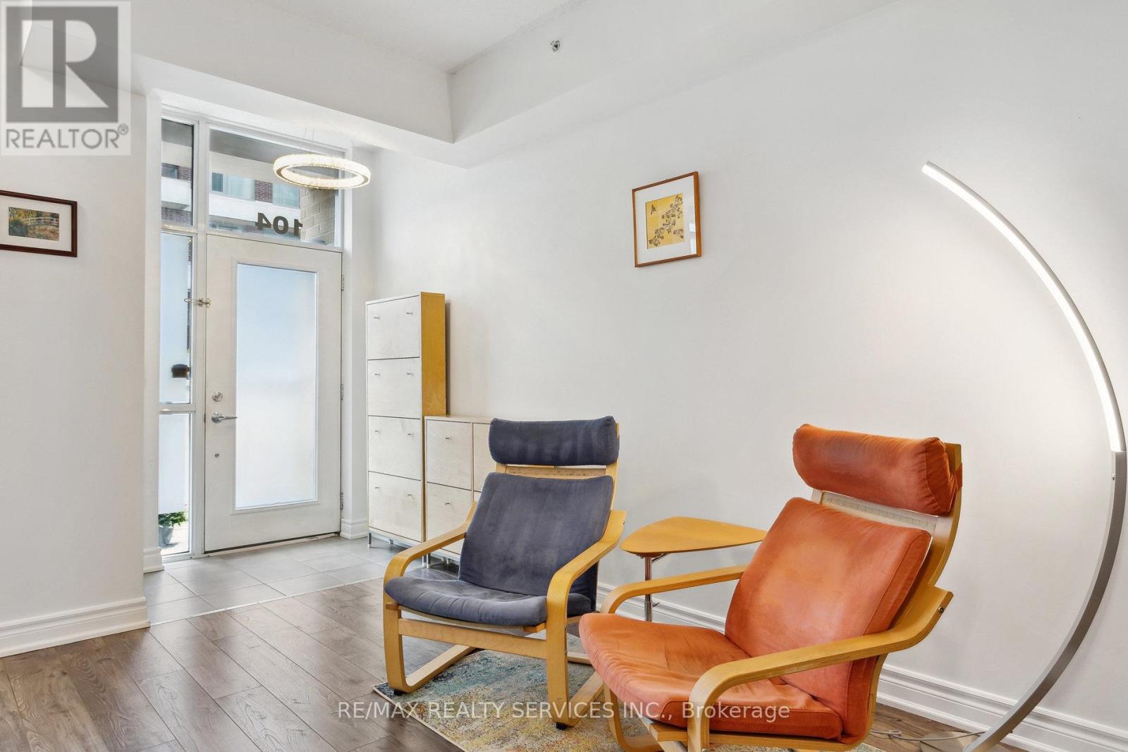 Photo 5 of 104 1940 Ironstone Drive, Burlington ON