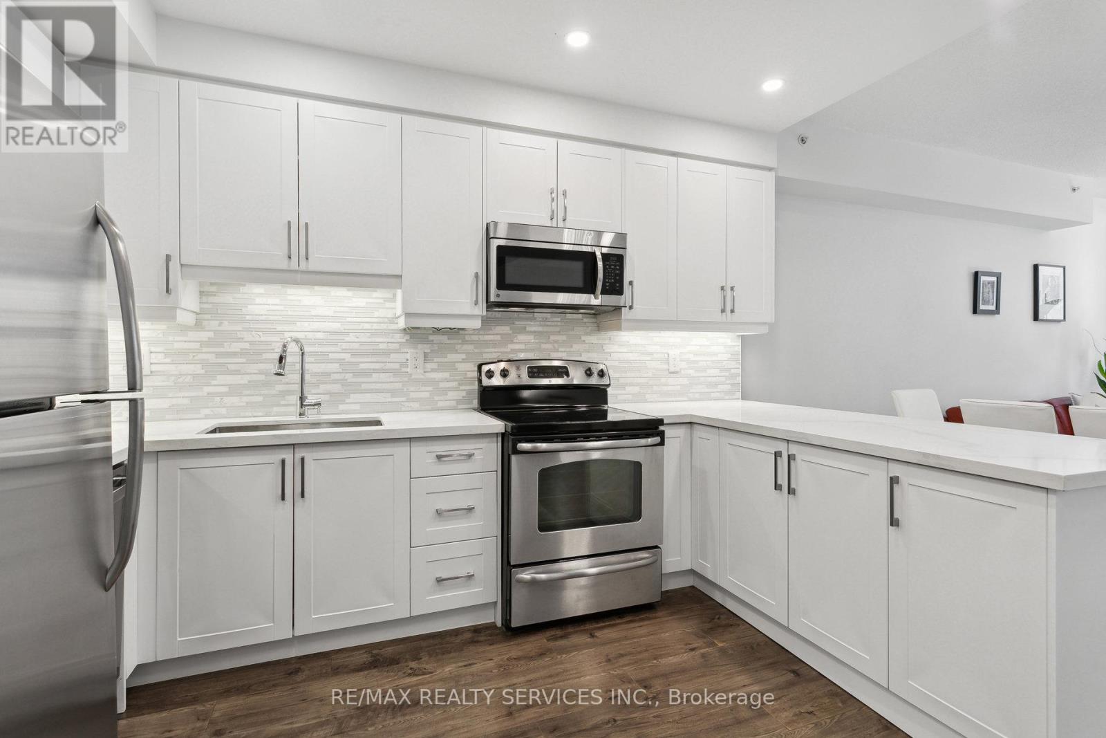 Photo 12 of 104 1940 Ironstone Drive, Burlington ON