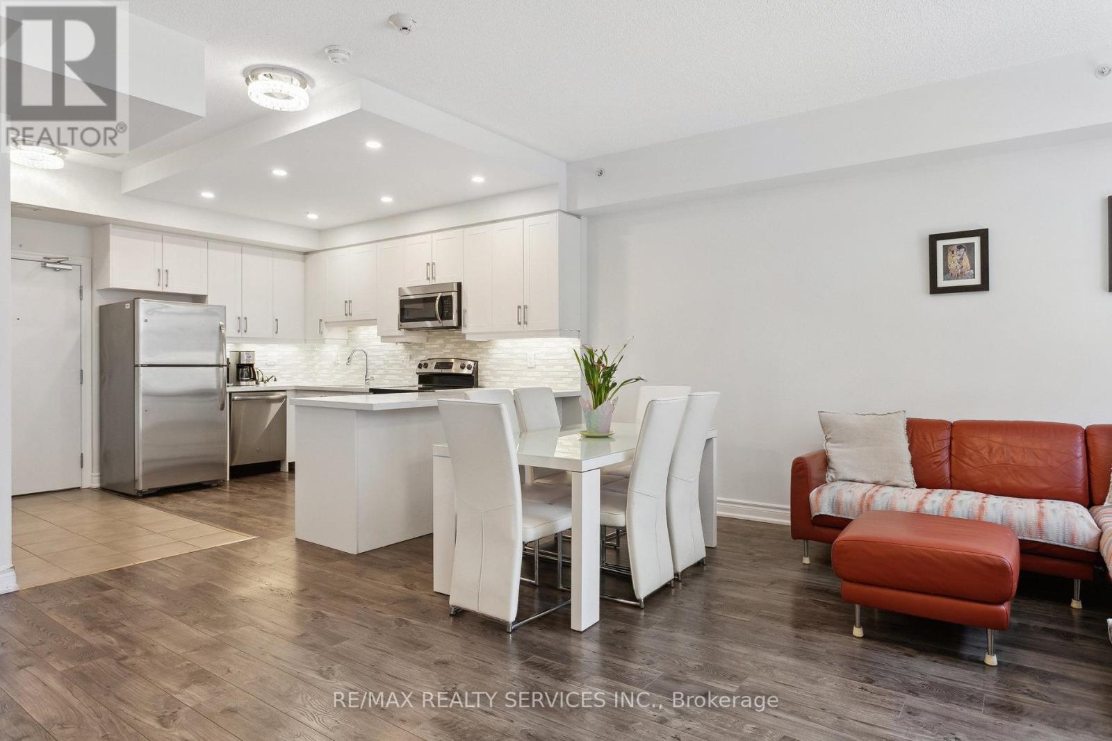 Photo 7 of 104 1940 Ironstone Drive, Burlington ON