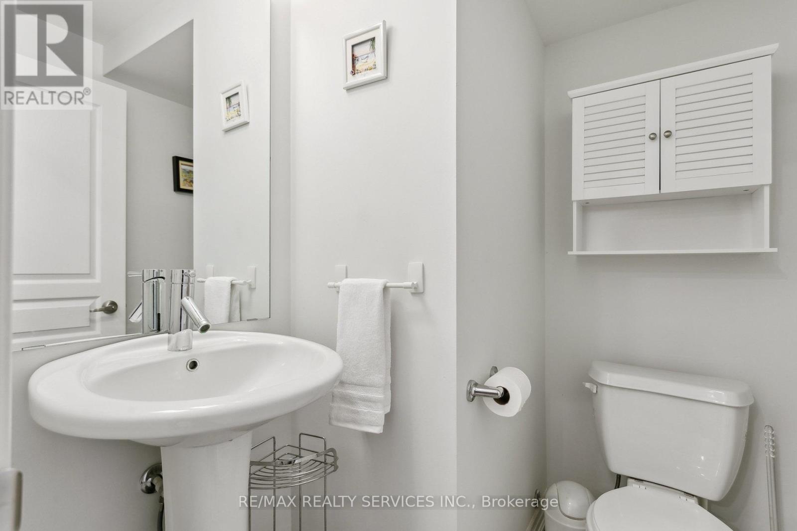 Photo 13 of 104 1940 Ironstone Drive, Burlington ON