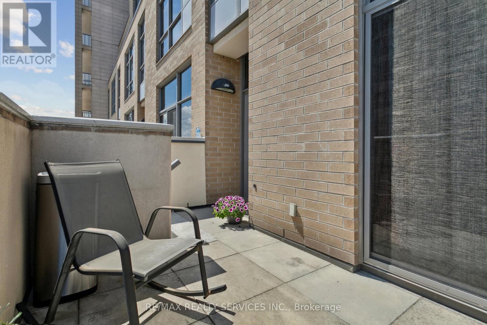 Photo 23 of 104 1940 Ironstone Drive, Burlington ON