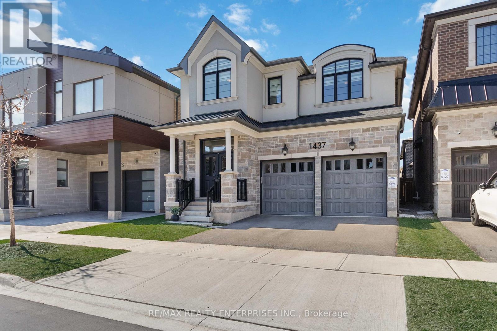 Photo 3 of 1437 Lakeport Crescent, Oakville ON