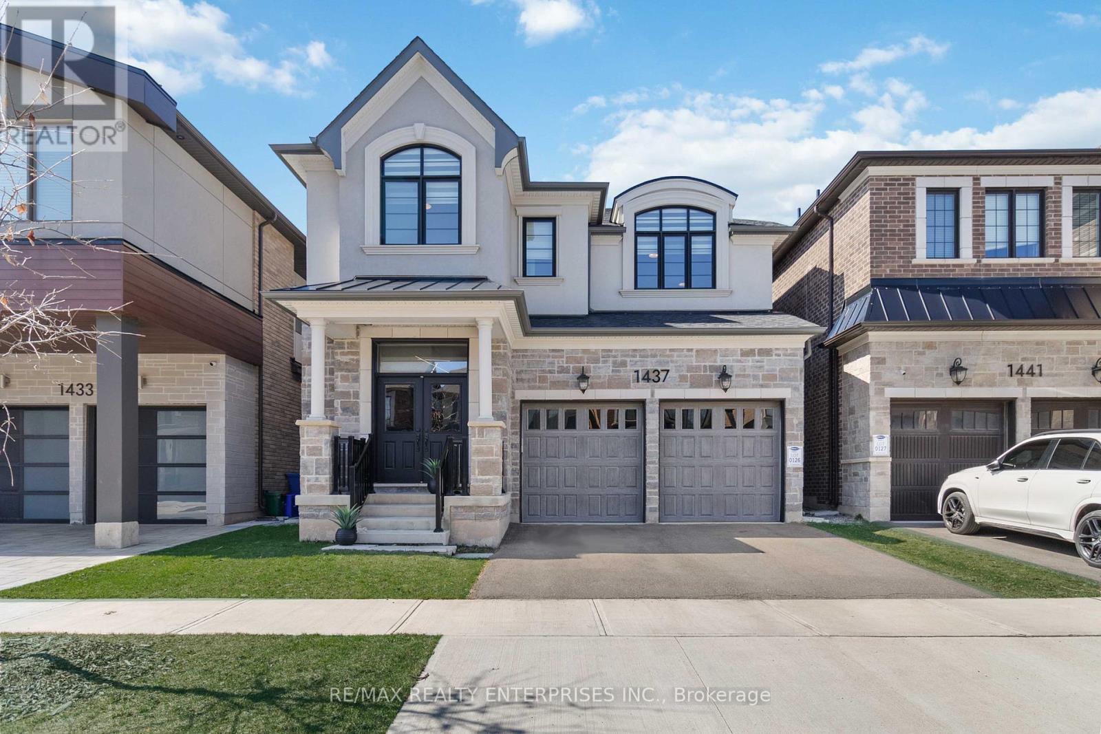 Photo 2 of 1437 Lakeport Crescent, Oakville ON