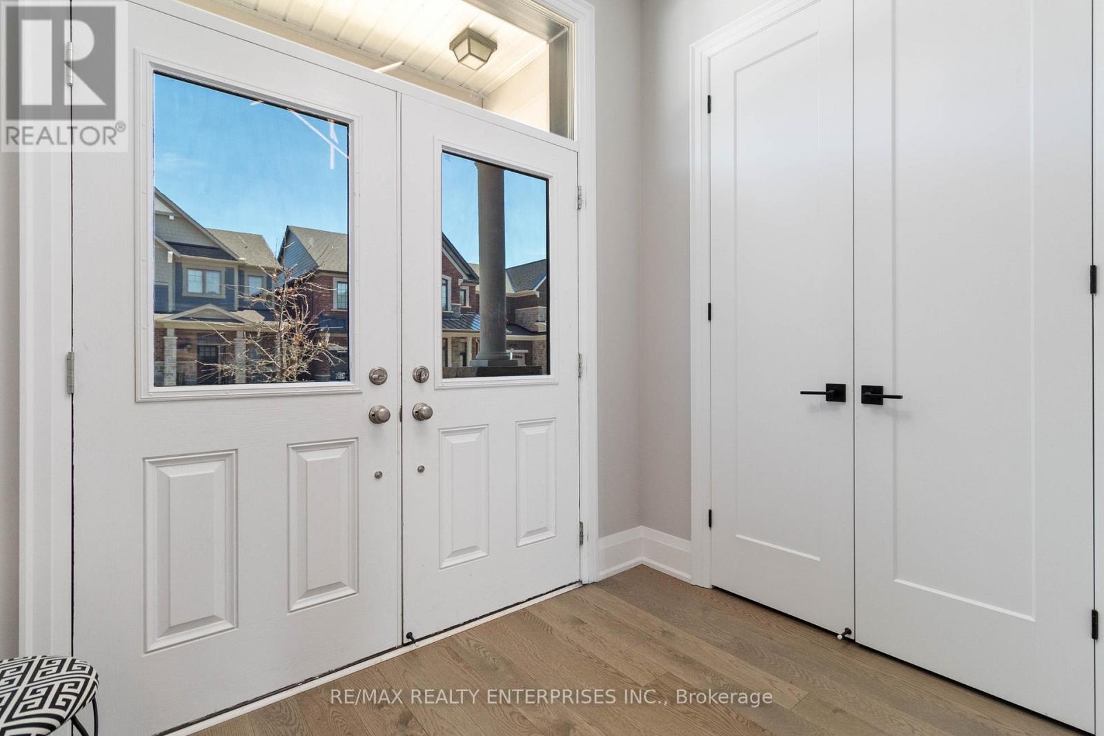 Photo 5 of 1437 Lakeport Crescent, Oakville ON