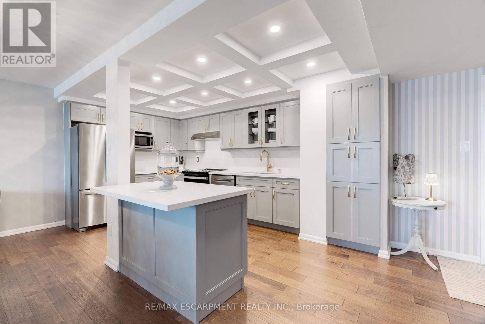 Photo 11 of 903 2175 Marine Drive, Oakville ON