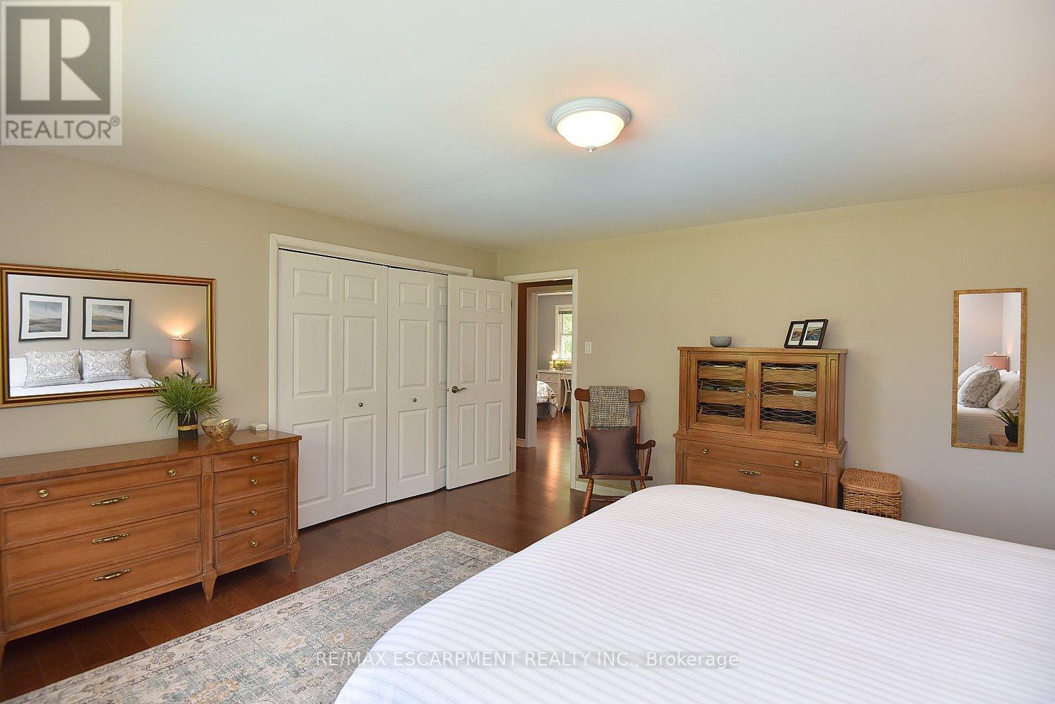 Photo 21 of 219 Strathcona Drive, Burlington ON