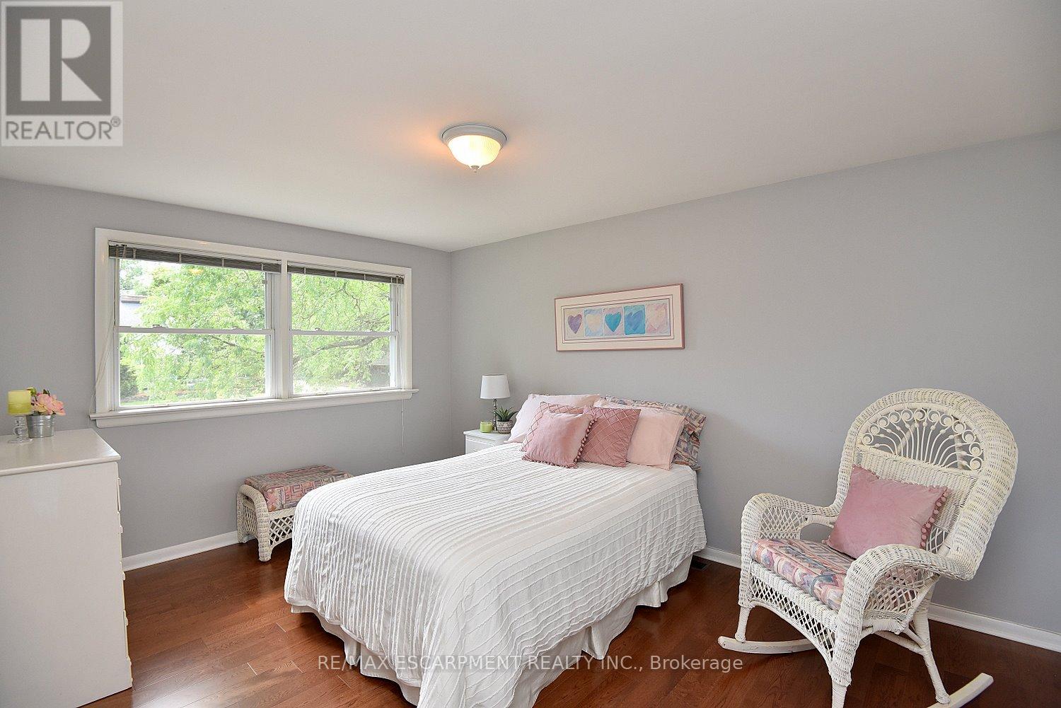 Photo 22 of 219 Strathcona Drive, Burlington ON