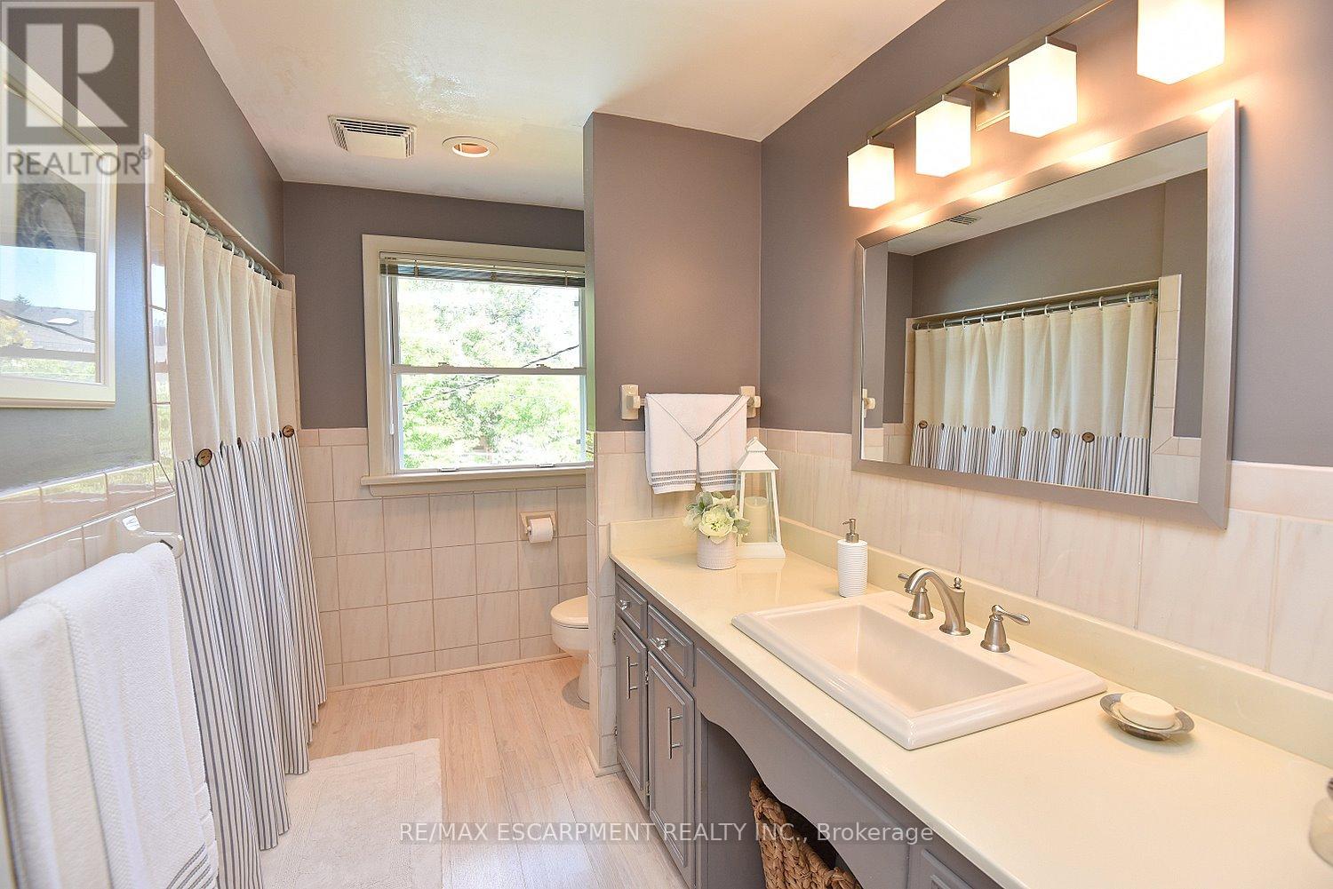 Photo 28 of 219 Strathcona Drive, Burlington ON