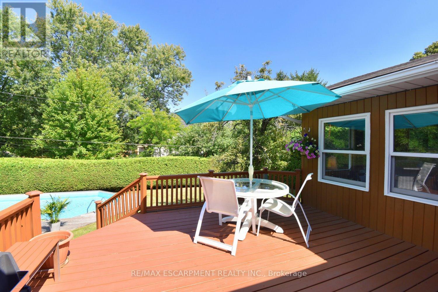 Photo 32 of 219 Strathcona Drive, Burlington ON