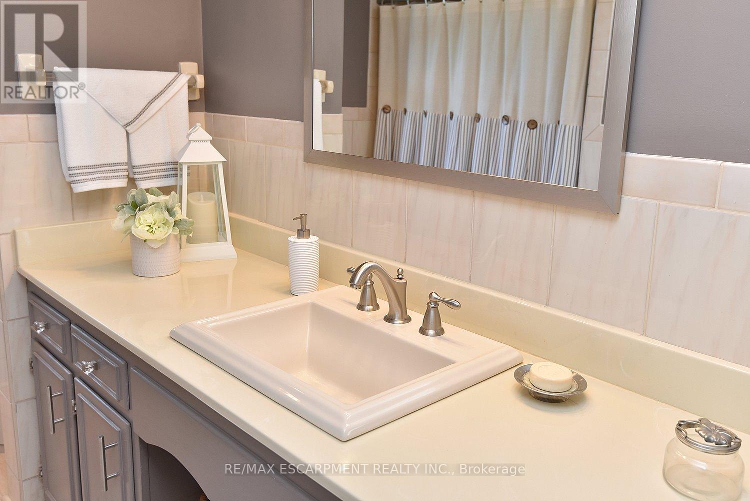 Photo 27 of 219 Strathcona Drive, Burlington ON