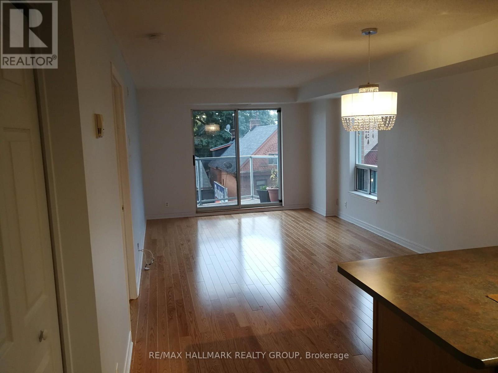 Photo 6 of 413 429 Somerset Street W, Ottawa ON