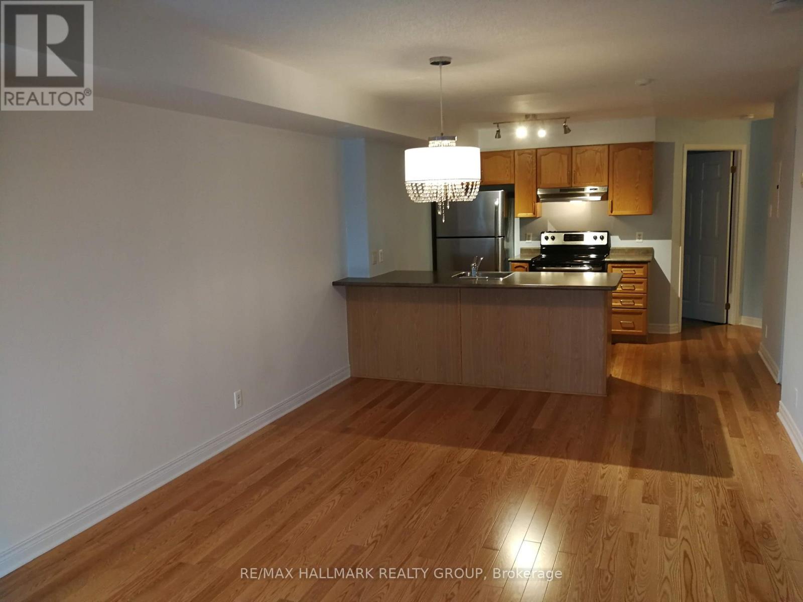 Photo 7 of 413 429 Somerset Street W, Ottawa ON