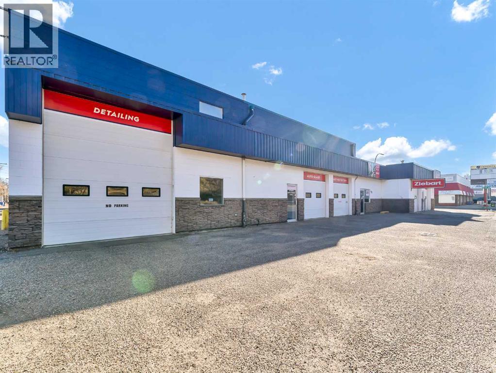 Photo 2 of 1137 1139 Kingsway Avenue Se, Medicine Hat AB
