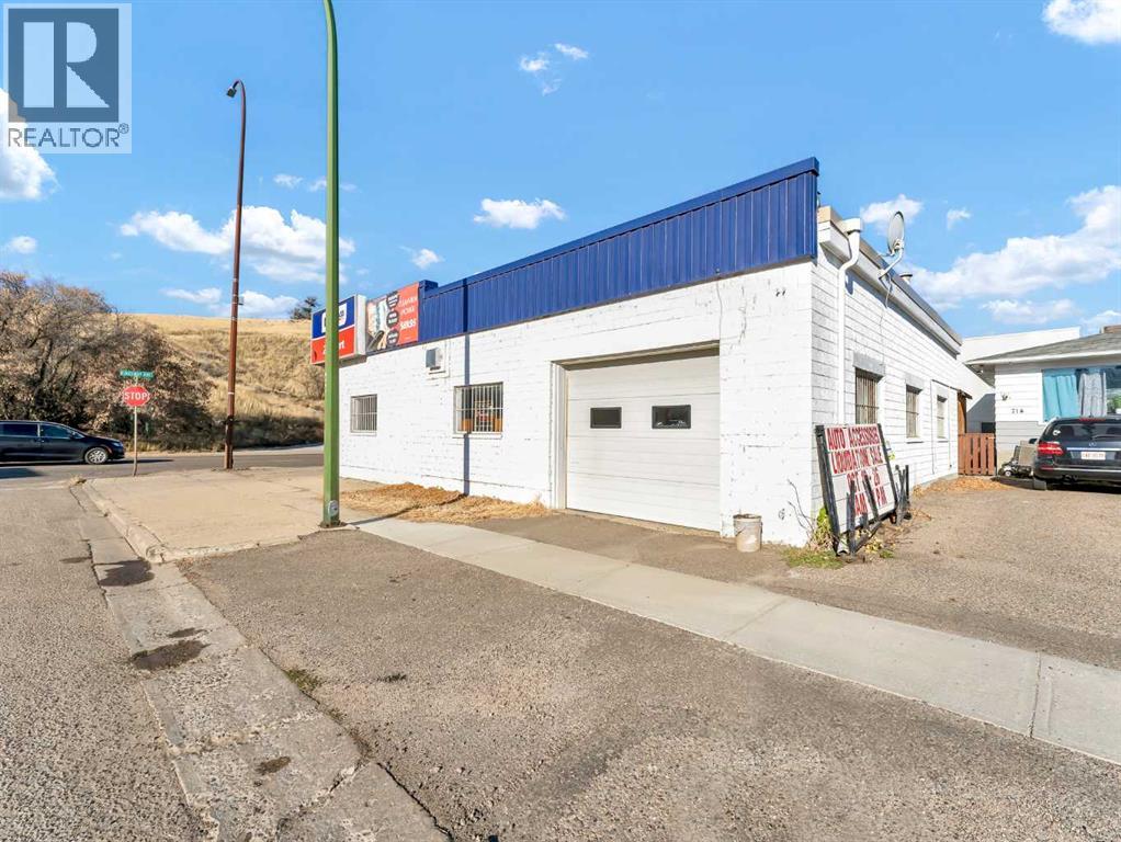 Photo 35 of 1137 1139 Kingsway Avenue Se, Medicine Hat AB