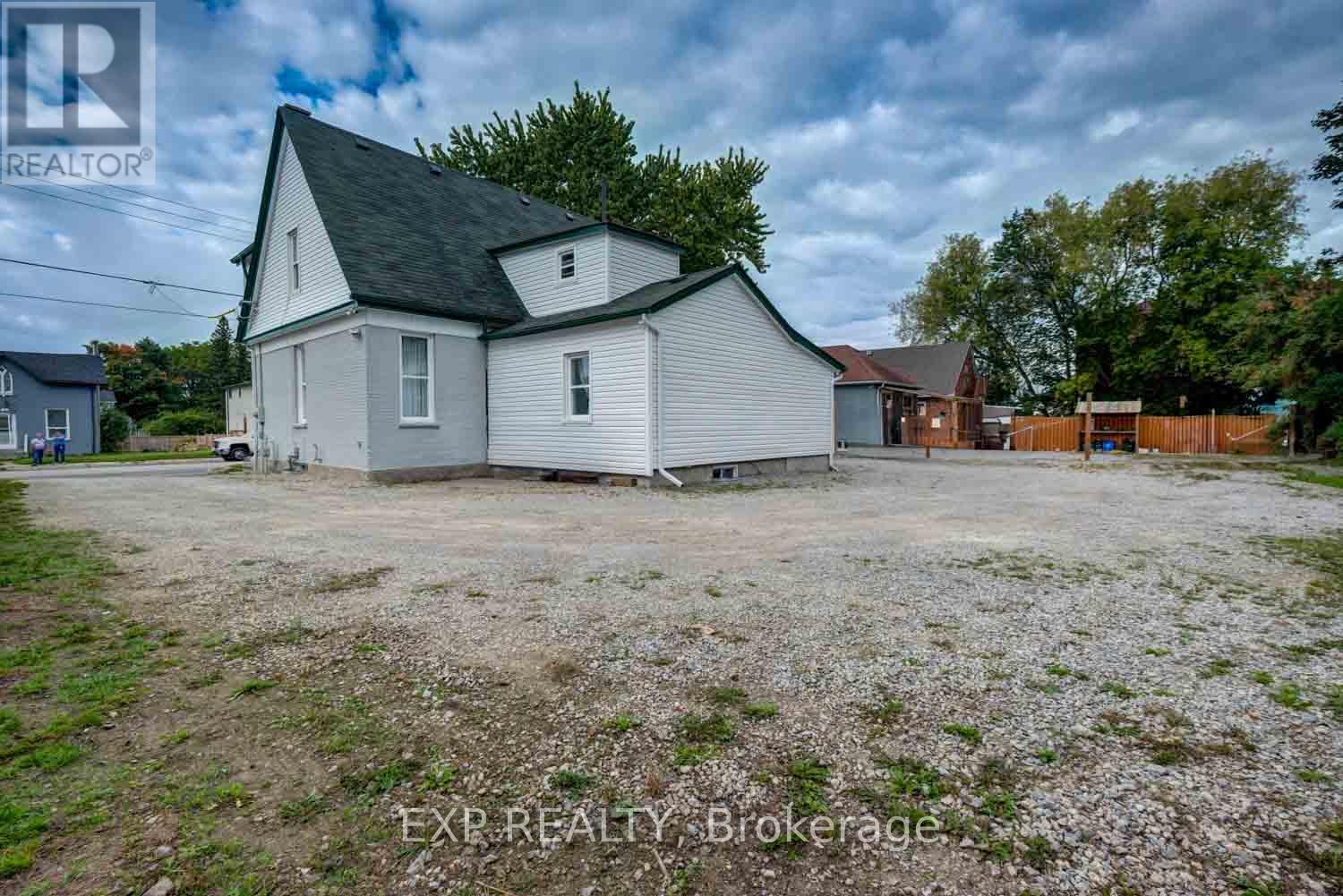 Photo 16 of 853 Simcoe Street S, Oshawa ON