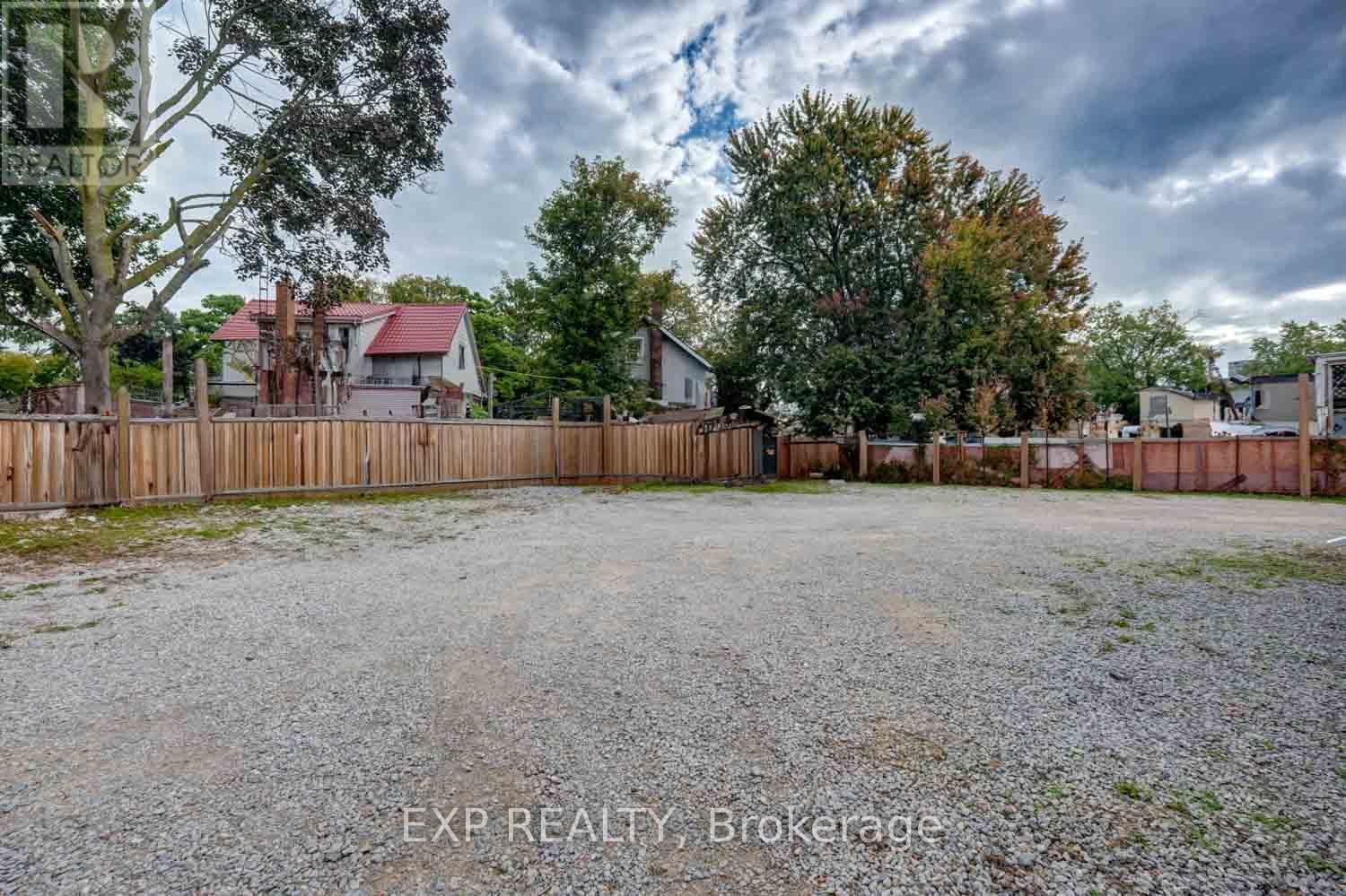 Photo 17 of 853 Simcoe Street S, Oshawa ON