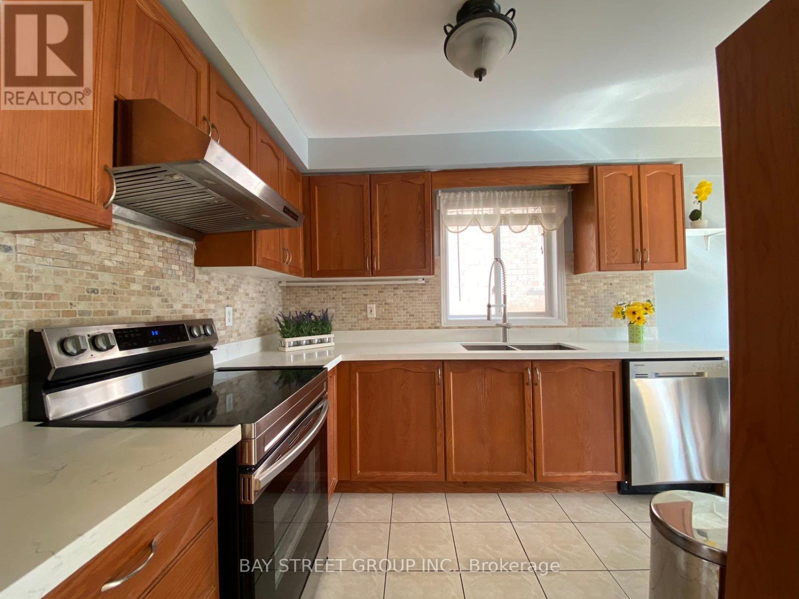 Photo 10 of 27 Neuchatel Avenue, Vaughan ON