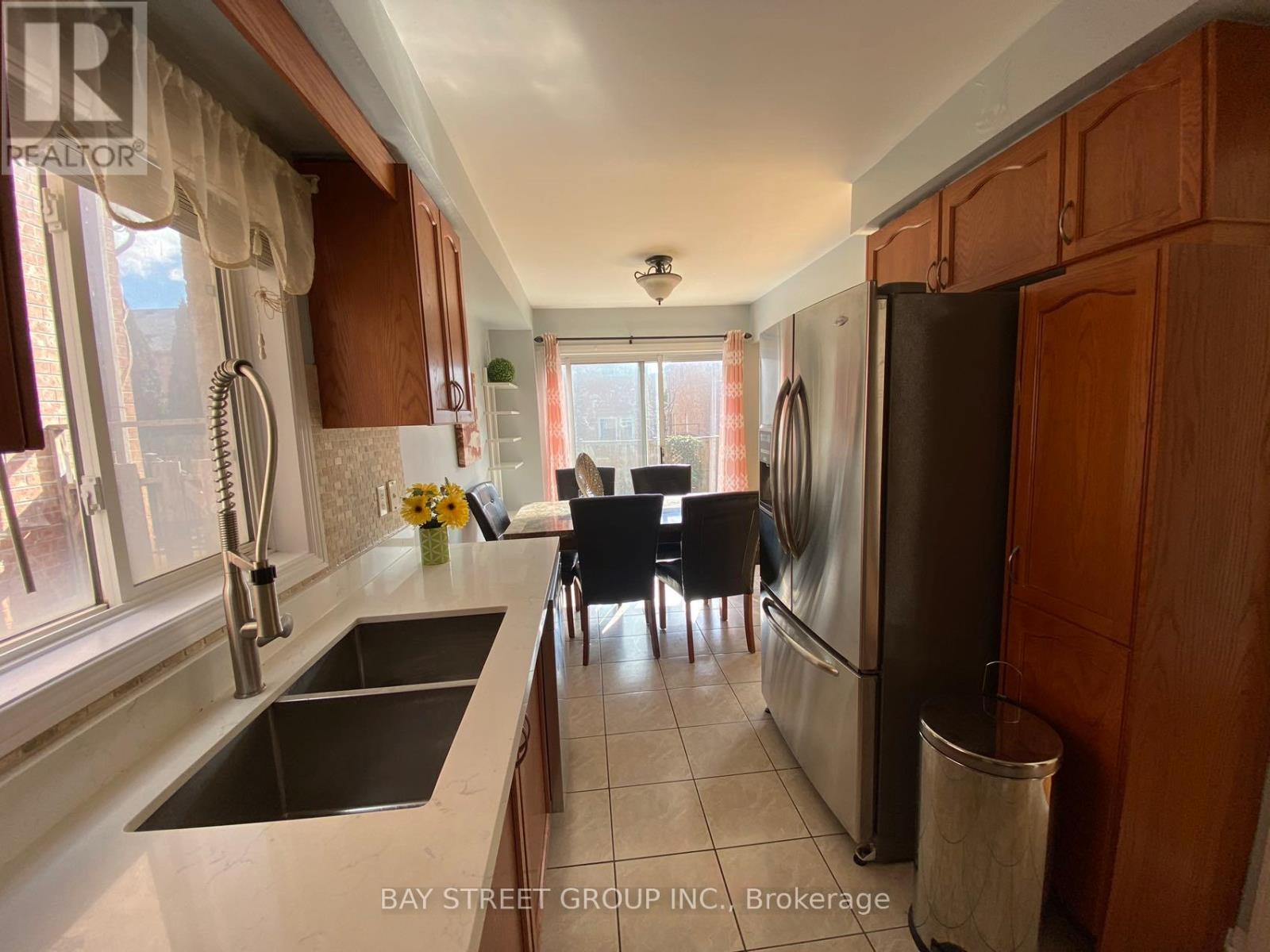 Photo 11 of 27 Neuchatel Avenue, Vaughan ON