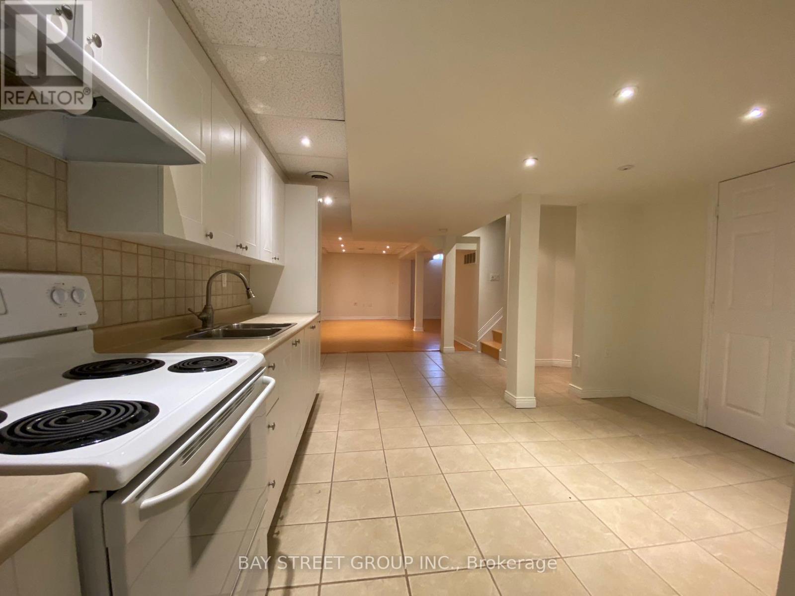 Photo 31 of 27 Neuchatel Avenue, Vaughan ON