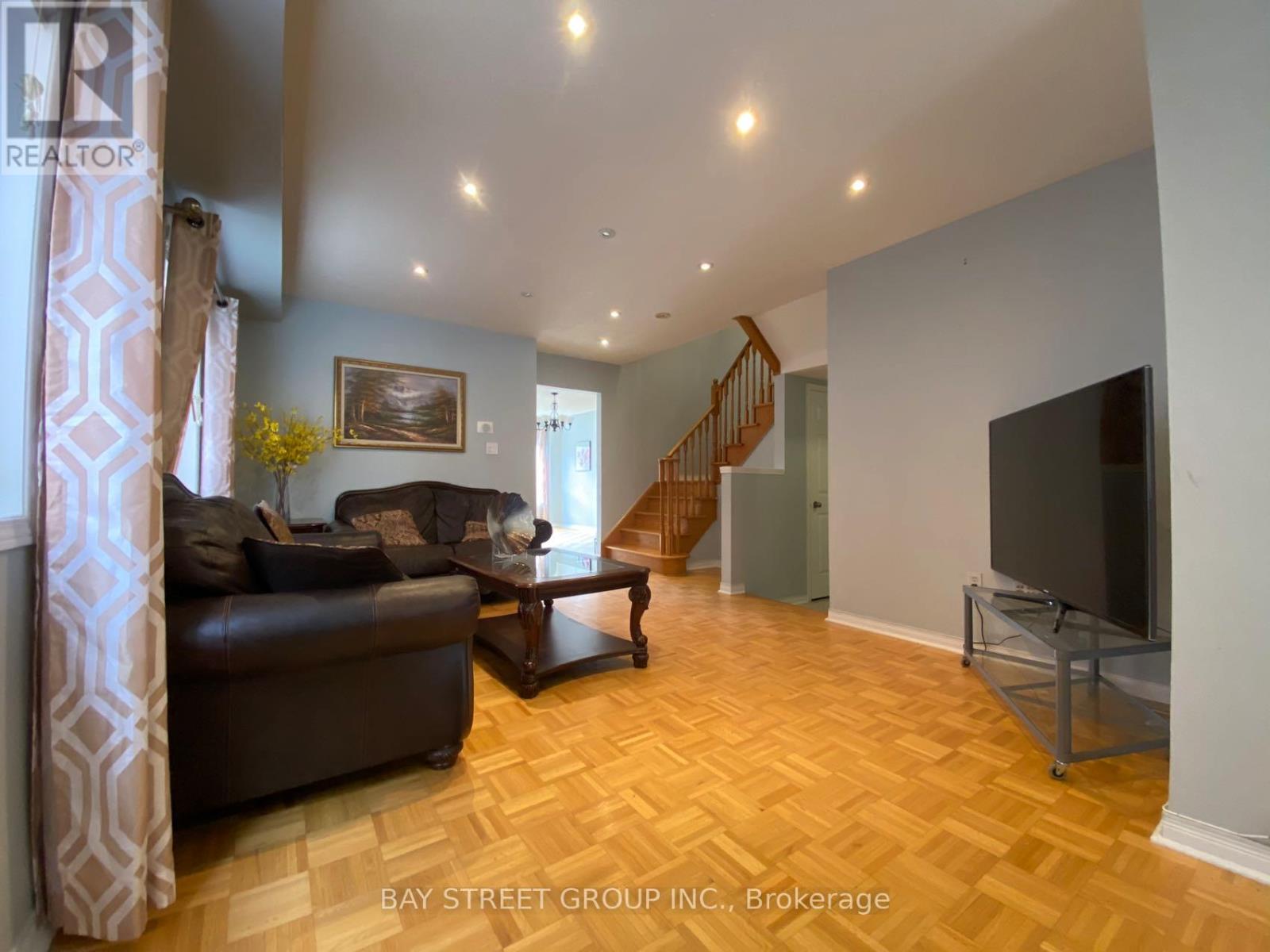 Photo 4 of 27 Neuchatel Avenue, Vaughan ON